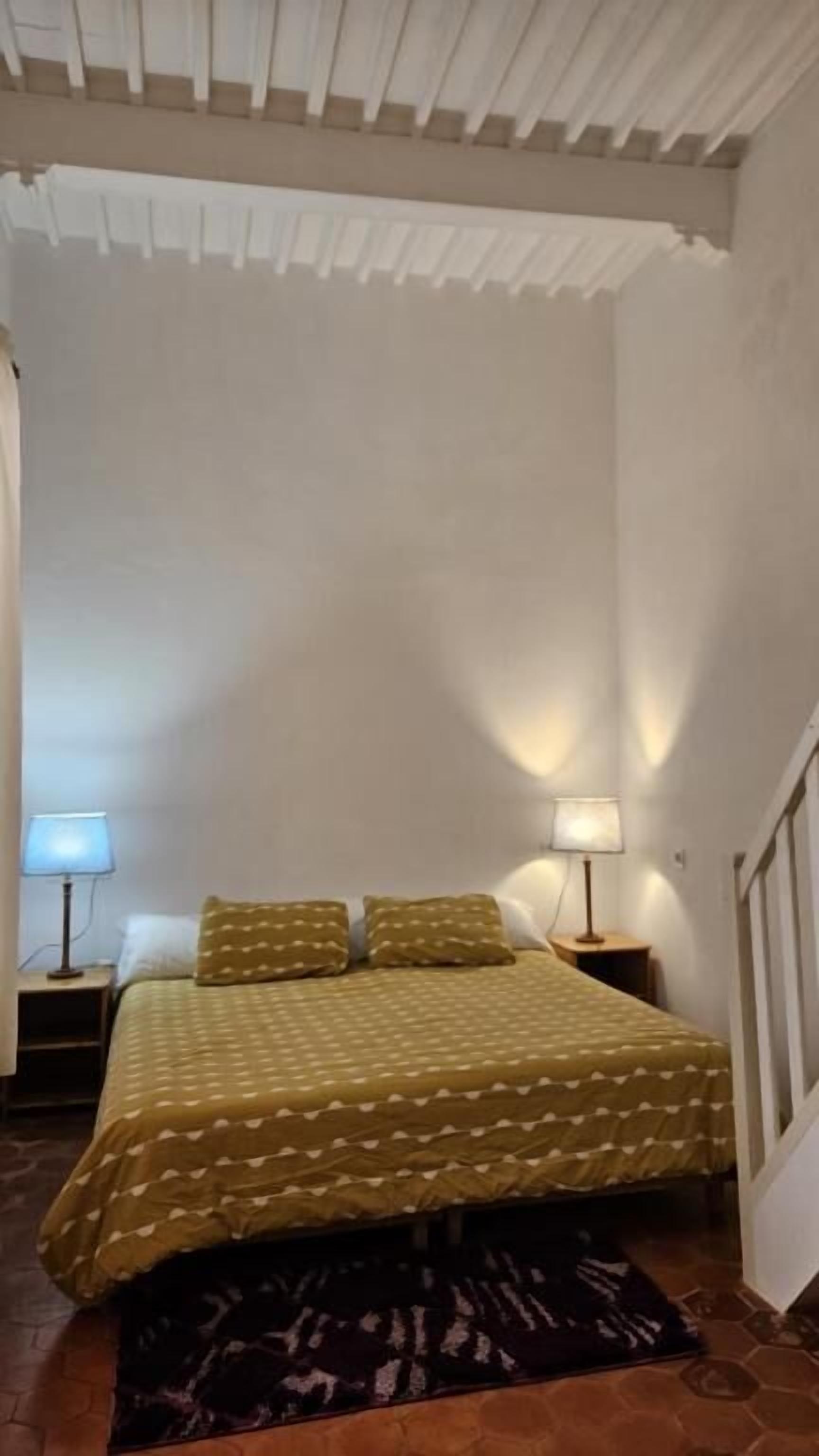 أغطية فراش متميزة وبديكورات فريدة لكل غرفة وستائر تعتيم ومكواة/لوح كي