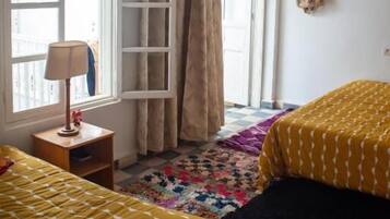 Firemannsrom – familie, terrasse, ved stranden | Individuelt dekorert, skrivebord for bærbar PC og blendingsgardiner