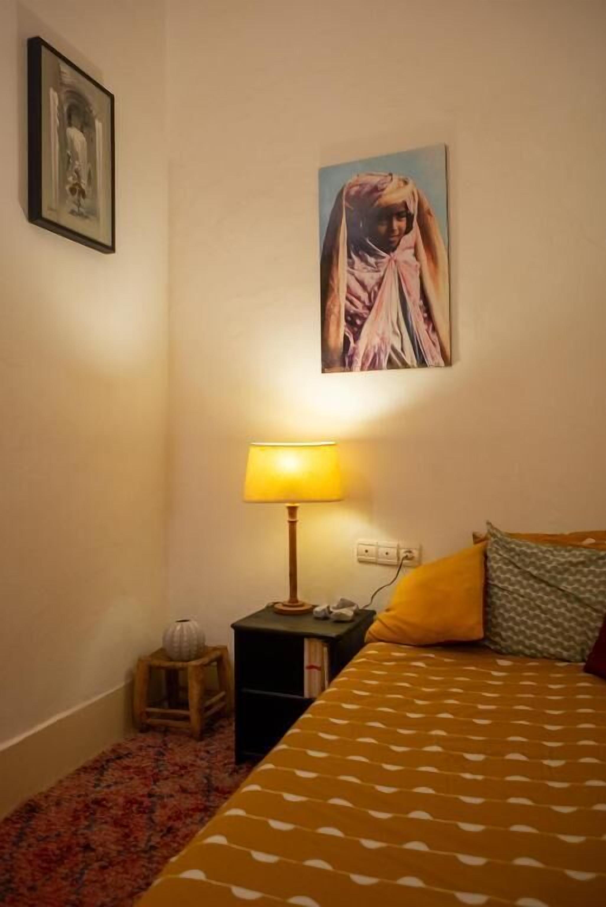 أغطية فراش متميزة وبديكورات فريدة لكل غرفة وستائر تعتيم ومكواة/لوح كي