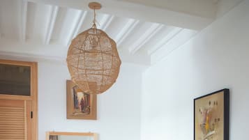 Decoración personalizada y espacio para trabajar con laptop