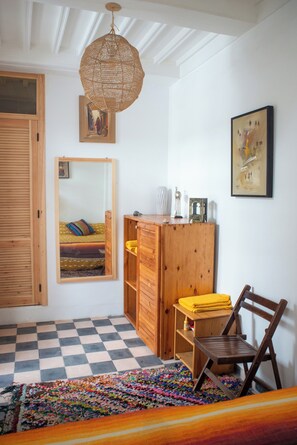 أغطية فراش متميزة وبديكورات فريدة لكل غرفة وستائر تعتيم ومكواة/لوح كي