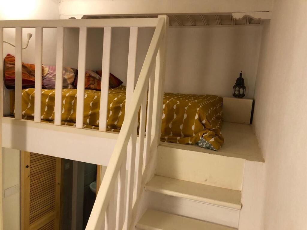 أغطية فراش متميزة وبديكورات فريدة لكل غرفة وستائر تعتيم ومكواة/لوح كي