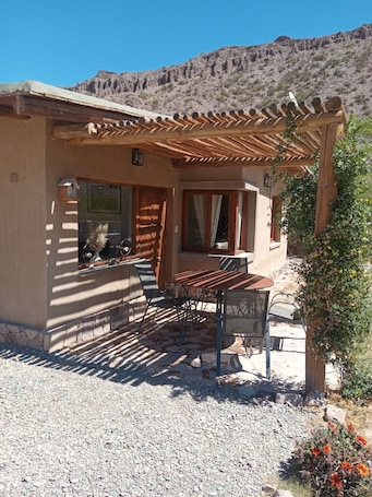 Outdoor dining. La Nochera Inti Cabins