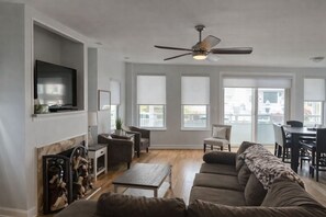 Smart TV - Located in the heart of Ocean City,Downtown this spacious 4-bedroom apartment. (Ocean City)
