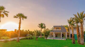 Luksus-villa - udsigt til have | Udendørsområde