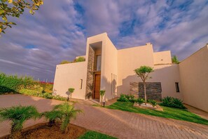 Luksus-villa - udsigt til have | Udendørsområde