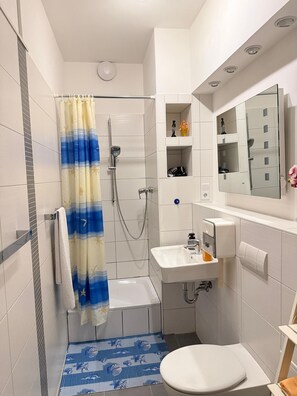 Basic Apartment, Non Smoking | Bathroom - Andreas Apartments (Berlin)