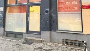 Fachada de edificio con amplios ventanales y un mural de una galaxia en espiral.