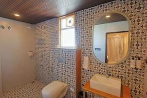 Premium Room with Shared Terrace | Badezimmer | Hausschuhe