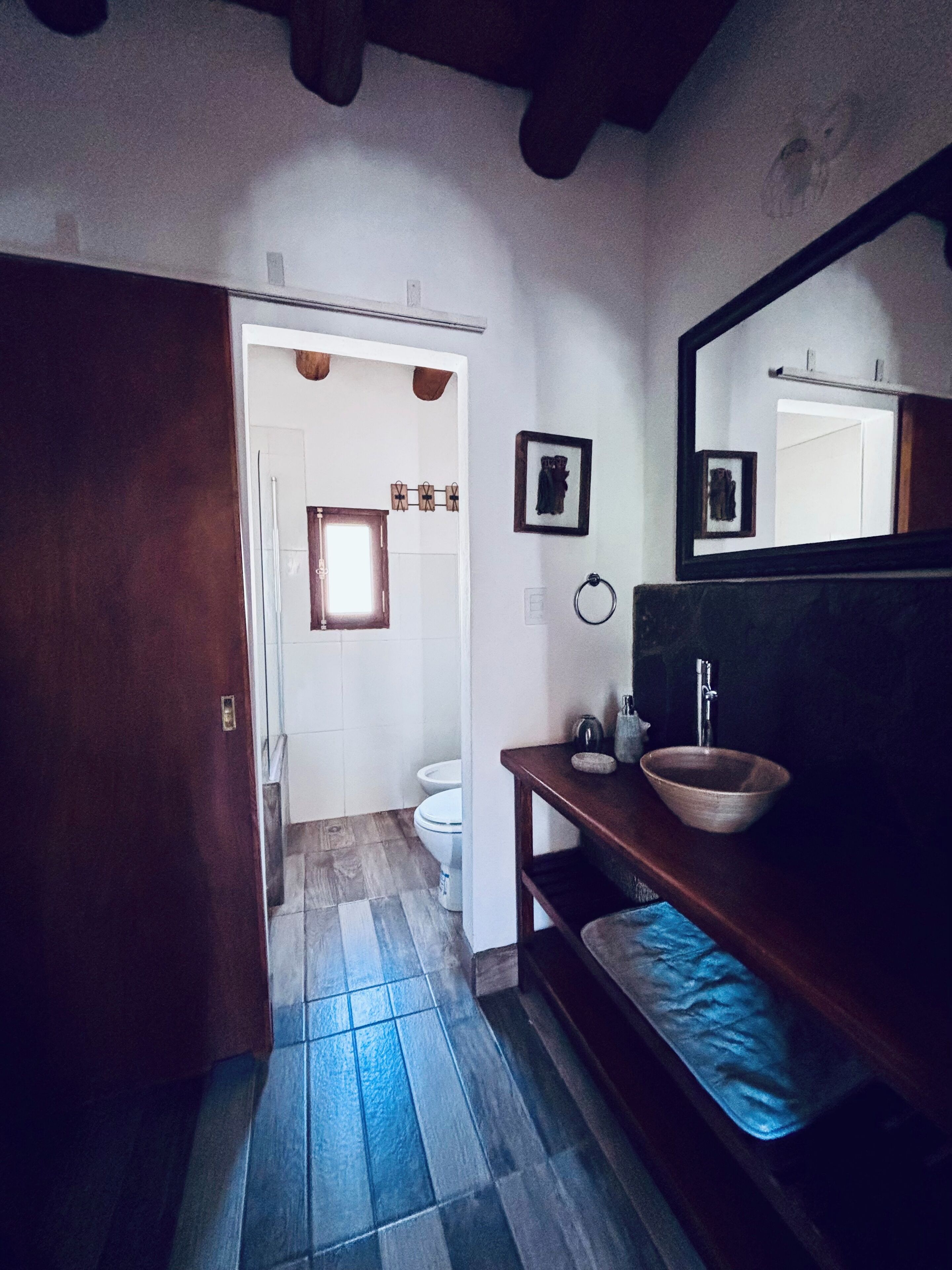 Douche, séchoir à cheveux, bidet, serviettes fournies