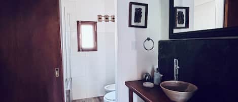 Dusche, Haartrockner, Bidet, Handtücher
