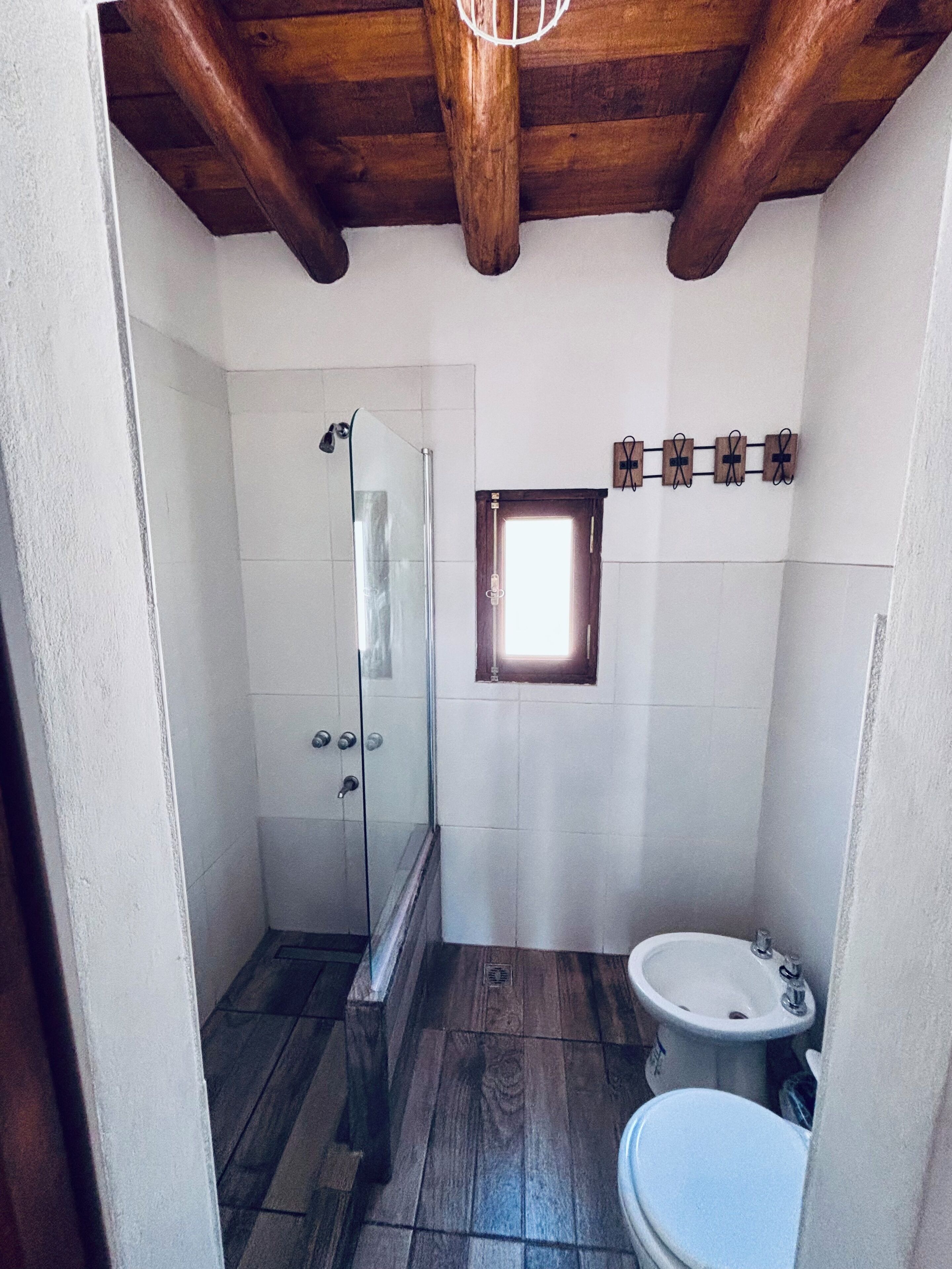Douche, séchoir à cheveux, bidet, serviettes fournies