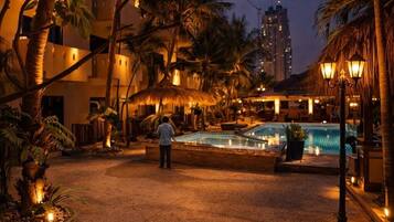 Bungalow – deluxe, lanai, bassengutsikt | Bad | Toalettartikler (inkludert), håndklær, såpe og sjampo