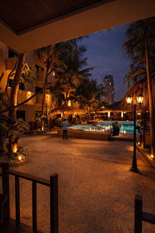 Deluxe Bungalow, Lanai, Pool View | Bathroom | Free toiletries, towels, soap, shampoo - Akira Resort (Bang Lamung)