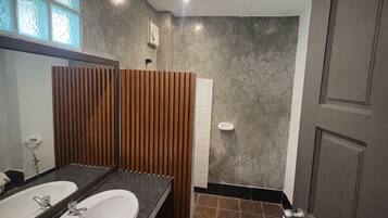 Bungalow – deluxe, lanai, bassengutsikt | Bad | Toalettartikler (inkludert), håndklær, såpe og sjampo