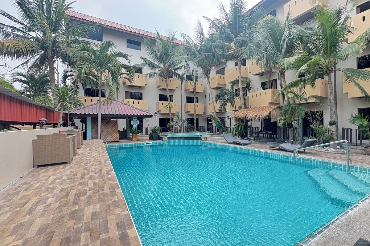 Queen bed comfort with Balcony Pool View | Gratis Wi-Fi