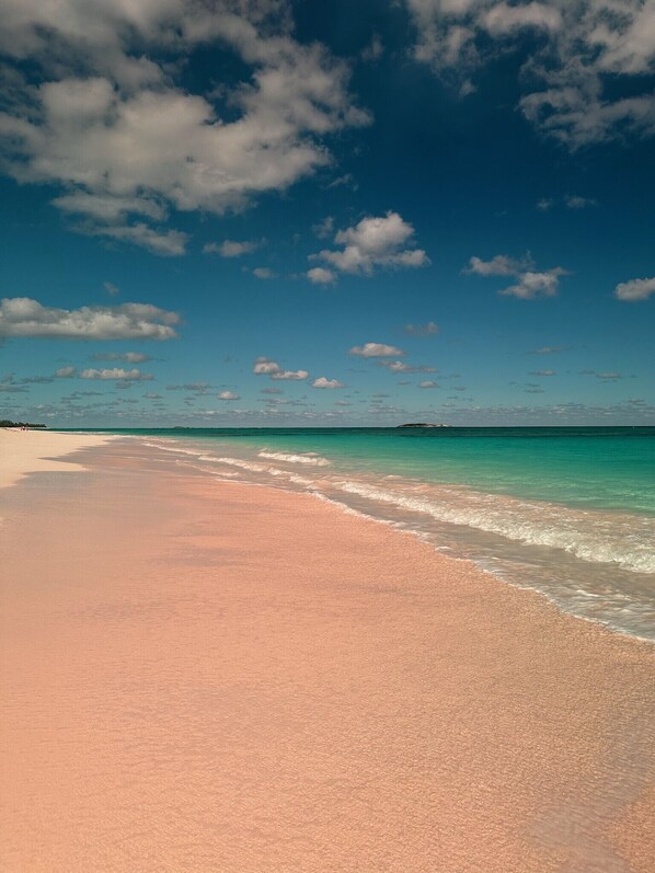 Sur la plage, chaise longue, serviettes de plage