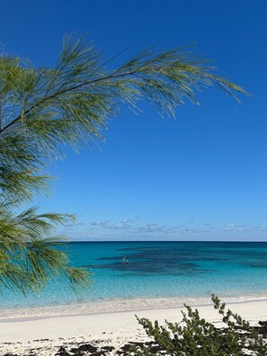 Sur la plage, chaise longue, serviettes de plage