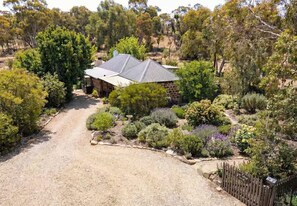 Property grounds - Dove Cottage Burra (Burra)