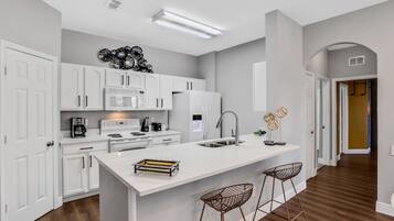 Vila básica | Cozinha privada | Cadeirão de bebê, talheres/pratos/utensílios de cozinha, mesas de jantar