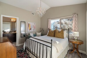 2 bedrooms, Internet - Tranquility - Walk to Downtown - Spa! (Paso Robles)