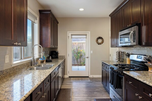 Fridge, microwave, stovetop, dishwasher - Tranquility - Walk to Downtown - Spa! (Paso Robles)
