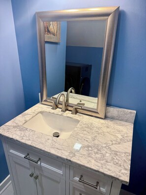 Secador de cabelo, toalhas de banho, sabonete, papel higiênico