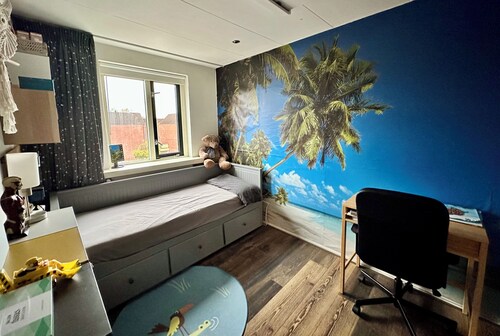 Cozy private bedroom near train station