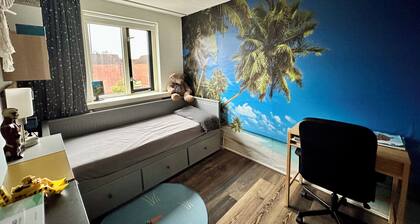 Cozy private bedroom near train station