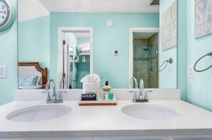 Shower, towels - June 2026 Rate Drop! 2br/2ba Dog Friendly! Book Changes in Attitude today! (Port St. Joe)