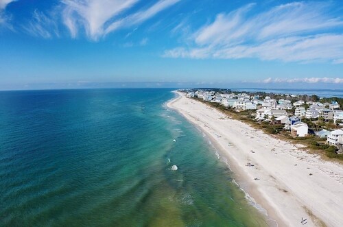 Gulf front, private pool, elevator, north Cape, pets, beach gear included!