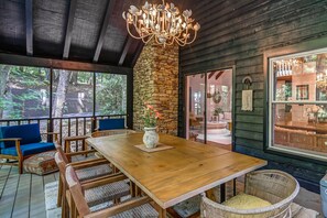 Huisje, Meerdere bedden, terras, uitzicht op bergen (Heavenly Hideaway) | Buiten dineren