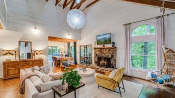 Cabin, nhiều giường, sân hiên, quang cảnh núi (Heavenly Hideaway) | Khu phòng khách