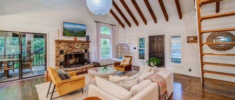 Cabin, Multiple Beds, Patio, Mountain View (Heavenly Hideaway) | Living area