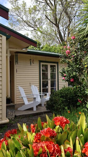 Tranquil Early 1900s Retreat in Auckland With Free Parking