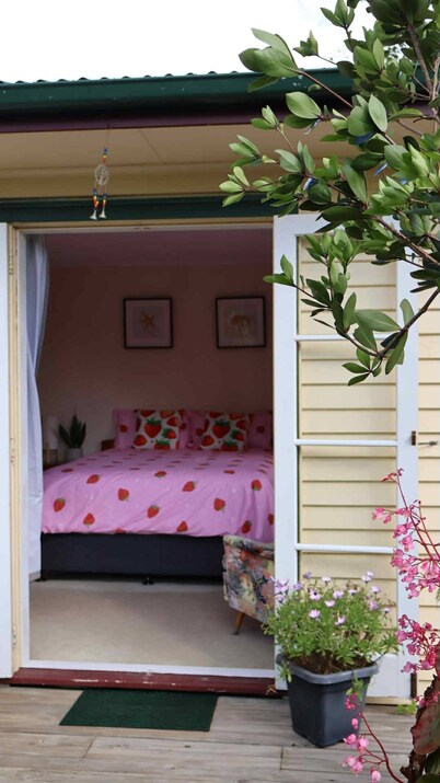 Tranquil Early 1900s Retreat in Auckland With Free Parking