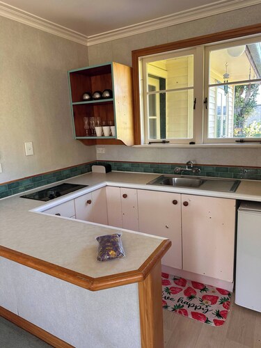Tranquil Early 1900s Retreat in Auckland With Free Parking
