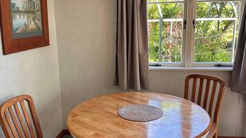 House, 2 Bedrooms, Smoking, Garden View | Dining