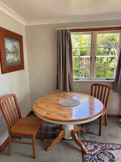 Tranquil Early 1900s Retreat in Auckland With Free Parking