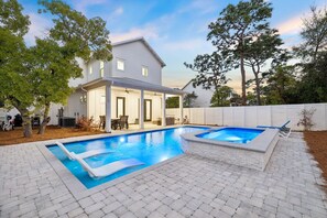A heated pool - Modern Pet-Friendly Retreat for Families w/2 Bunk Rooms | Brand New Pool! (Seagrove Beach)