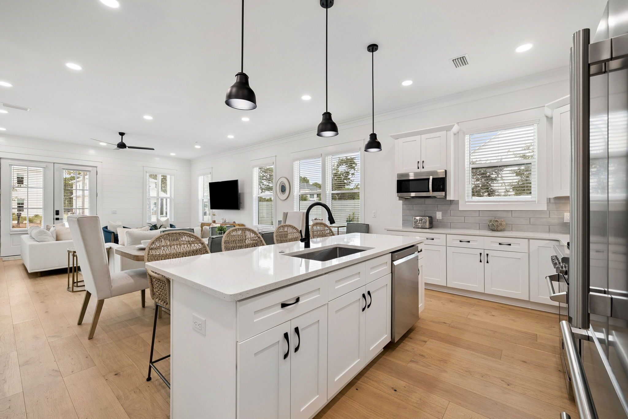 Kjøleskap, mikrobølgeovn, kaffetrakter/tekoker og brødrister