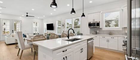 Refrigerador, microondas, cafetera y tetera y tostadora