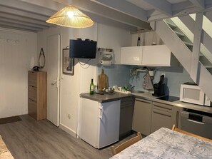 Coffee/tea maker, fridge, microwave, oven - Cosy Norman cottage with garden, swimming pool and private parking. (Cabourg)
