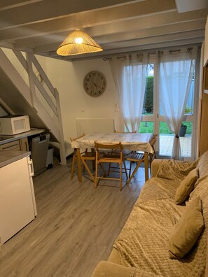 Smart TV, books - Cosy Norman cottage with garden, swimming pool and private parking. (Cabourg)