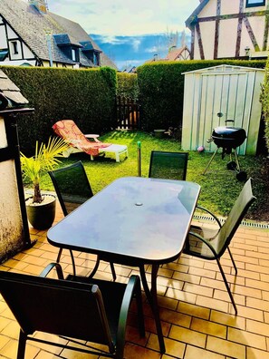 Outdoor dining - Cosy Norman cottage with garden, swimming pool and private parking. (Cabourg)