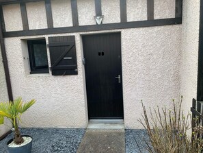 Exterior detail - Cosy Norman cottage with garden, swimming pool and private parking. (Cabourg)