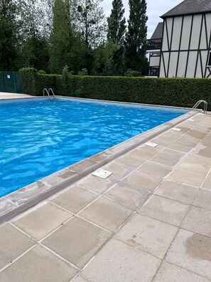 Outdoor pool, a heated pool - Cosy Norman cottage with garden, swimming pool and private parking. (Cabourg)