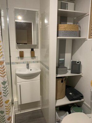Shower, hair dryer, towels, toilet paper - Cosy Norman cottage with garden, swimming pool and private parking. (Cabourg)