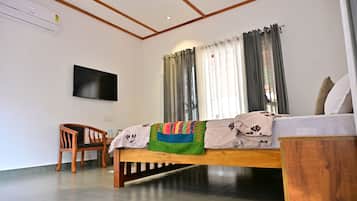 Luxury Cottage, Garden View | Desk, laptop workspace, free WiFi