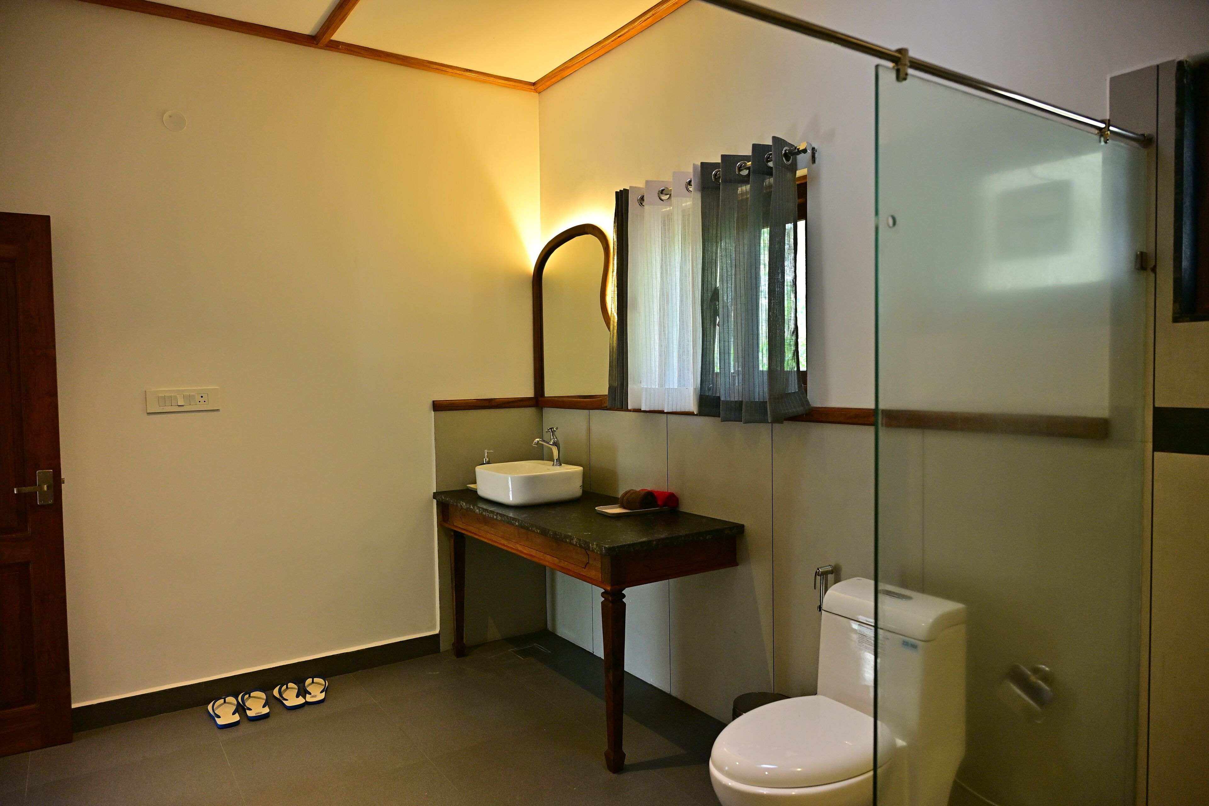 Luxury Cottage, Garden View | Bathroom | Slippers, towels, soap, shampoo